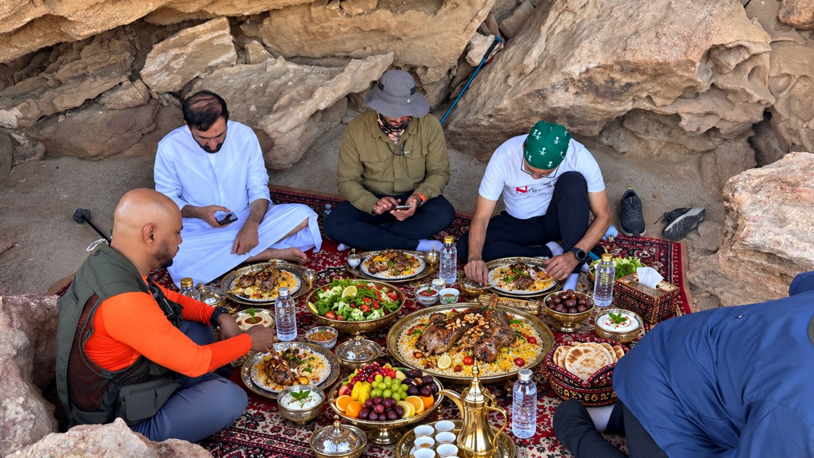 وجبات سعودية فاخرة وضيافة متميزة مقدمة لضيوف رحلة درب الهجرة